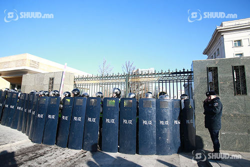 ФОТО: Төрийн ордонг хамгаалалтад авлаа